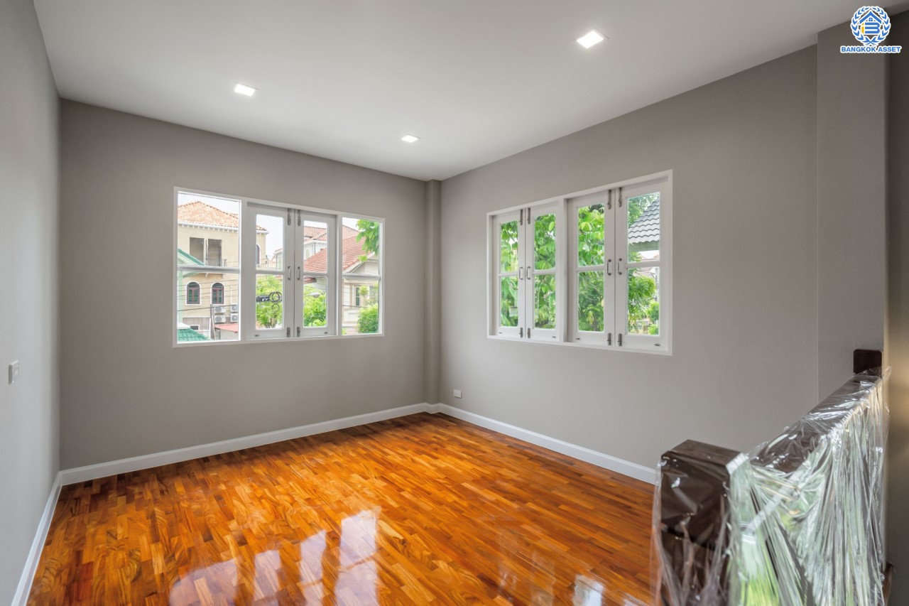 บ้านมือสองตกแต่งใหม่ ม.ลัดดารมย์ วัชรพล แบรนด์ Q.House เนื้อที่ 70.1 ตร.ว. ฟังก์ชัน 3 ห้องนอน 3 ห้องน้ำ จอดรถได้ 2 คัน Facilities ครบครัน บนทำเลเชื่อมต่อหลายเส้นทาง ถ.รามอินทรา ถ.สายไหม และถ.พหลโยธิน ใกล้สนามบินดอนเมือง ทางด่วน "ศรีรัช" และ เซ็นทรัลรามอินทรา...